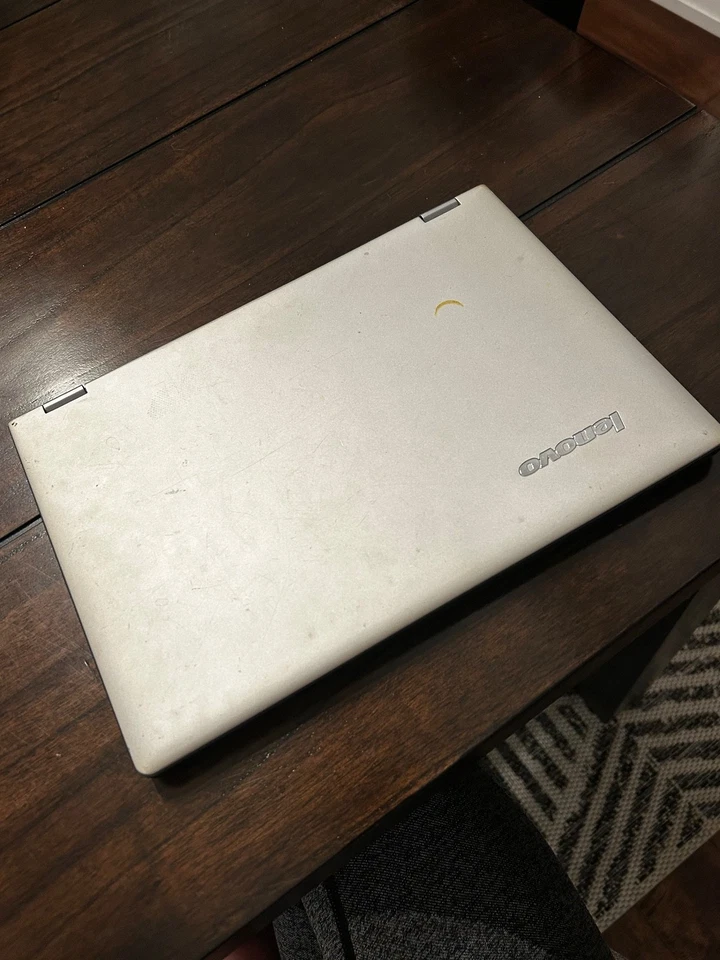 Lenovo Yoga Pantalla 2, 11 pulgadas (modelo #20428), plateada con funda y cargador  Foto 4 de 4