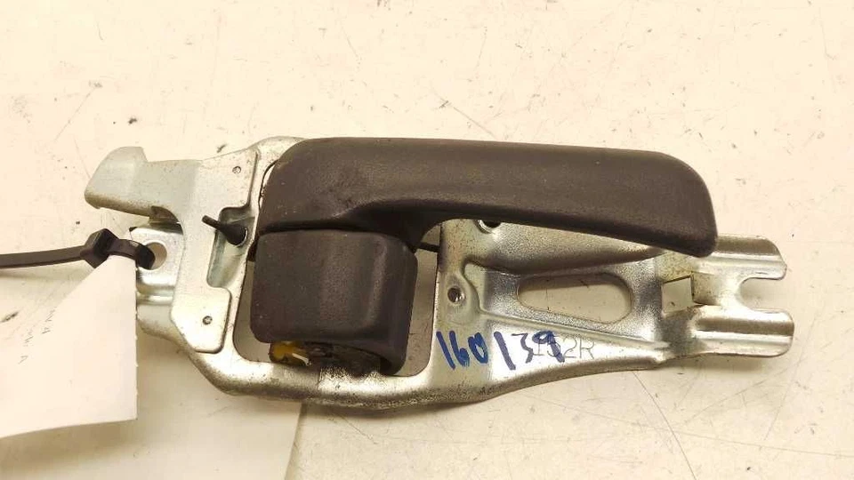 1998 TOYOTA RAV4 BASE PASSENGER SIDE FRONT INTERIOR DOOR HANDLE - Image 2 of 4