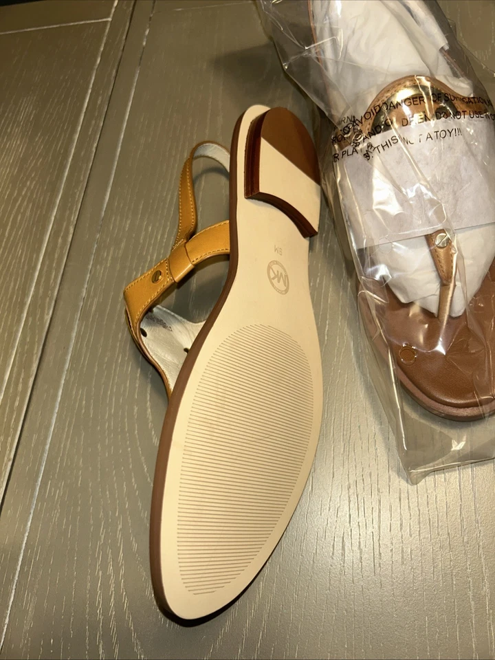 Sandalia Tanga Michael Kors Mujer Aubrey Charm Marrón Tostado 9M Foto 2 de 4