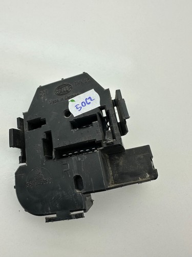 Volkswagen Passat B3 Rücklicht Lampenhalter Abdeckungen Rechte Seite 357945258