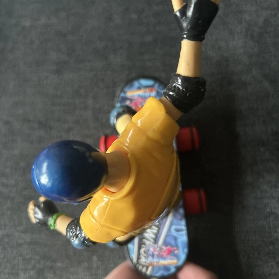 Vintage 2000s TONY HAWK Totally Extreme Skateboard Figure No Remote, Untested - Image 4 of 4
