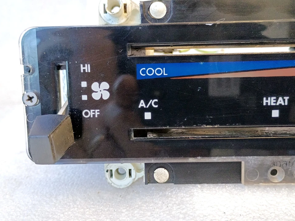 Control de aire acondicionado y calefacción instalado por el concesionario 84-86 con combustible F100 F150 F250 F350 Bronco Foto 3 de 4