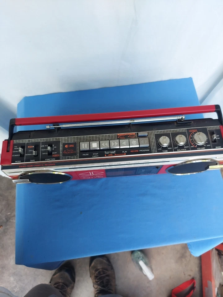 Винтажный бумбокс-радио Sharp QT75 работает без ленты проверьте описание - Изображение 2 из 4