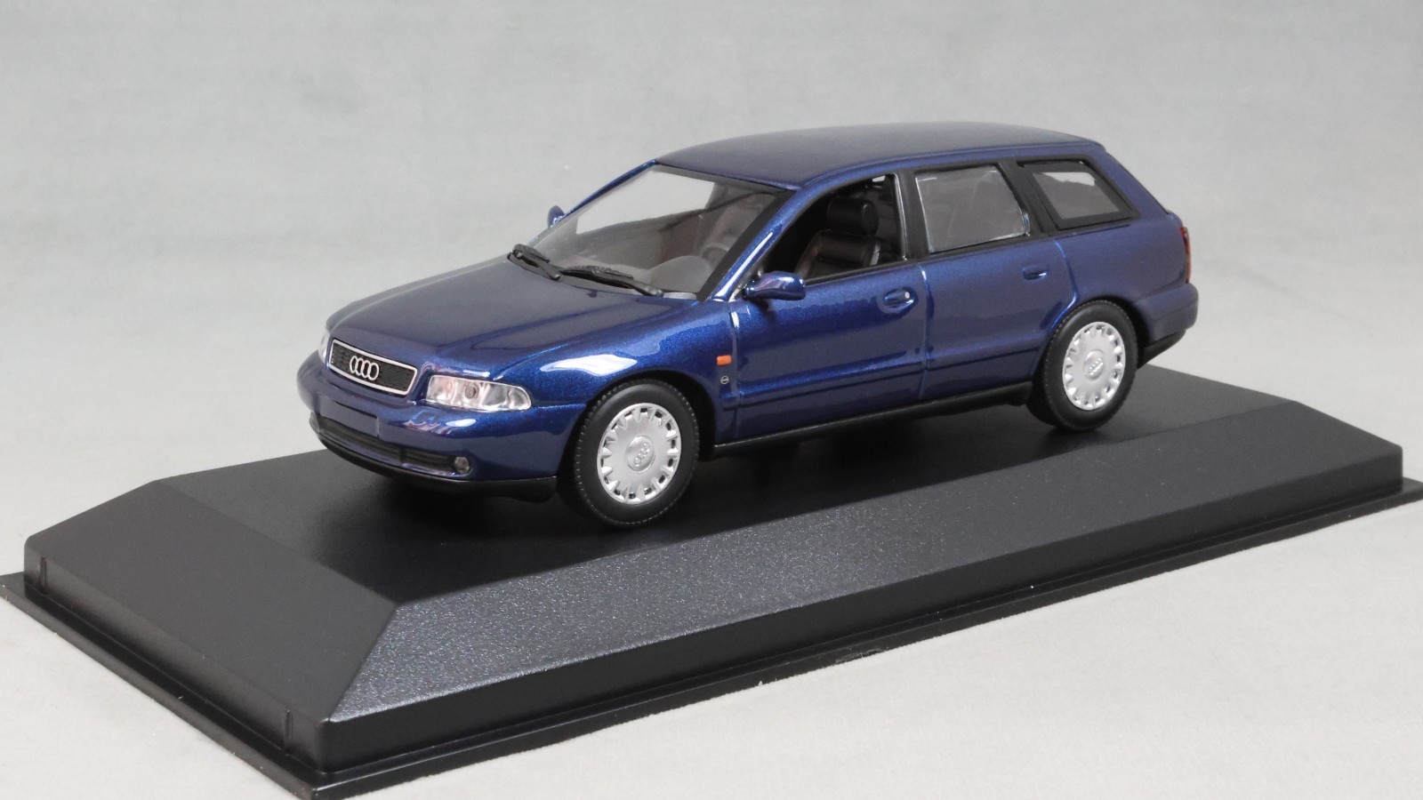 Minichamps Maxichamps Audi A4 Avant in Dark Blue 1995 940015011 1/43 NEW