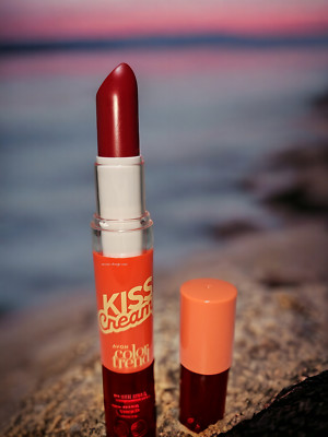 Avon   COLORTREND KISS CREAMY Lippenstift Farbe Vibrant Red WOW Beauty Trends
