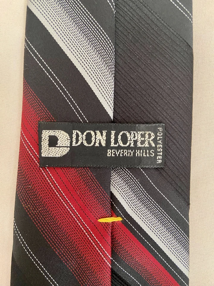 Gravata listrada vintage Don Loper of Beverly Hills 57"x 3" azul marinho, vermelha, branca, cinza - Imagem 2 de 3