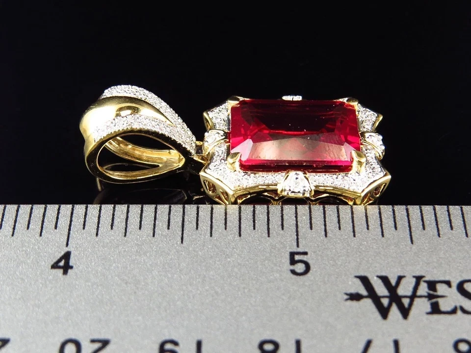 Colgante de plata chapado en oro amarillo de 14 k con rubí creado en laboratorio de corte esmeralda de 3 quilates para hombre Foto 4 de 4