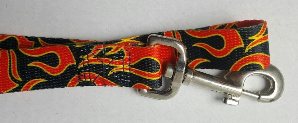 Correa para perro Smokin' Aces Flame 6' de Casual Canine Foto 3 de 4