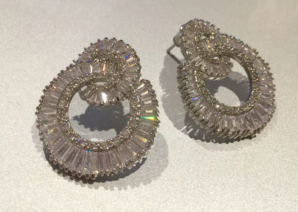 Pendientes de aro rellenos de oro blanco de 18k hechos con joyería nupcial de cristal de Swarovski Foto 2 de 4