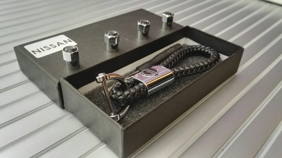 Nissan Lujo Cuero Llavero Llavero Caja de Regalo Foto 3 de 4