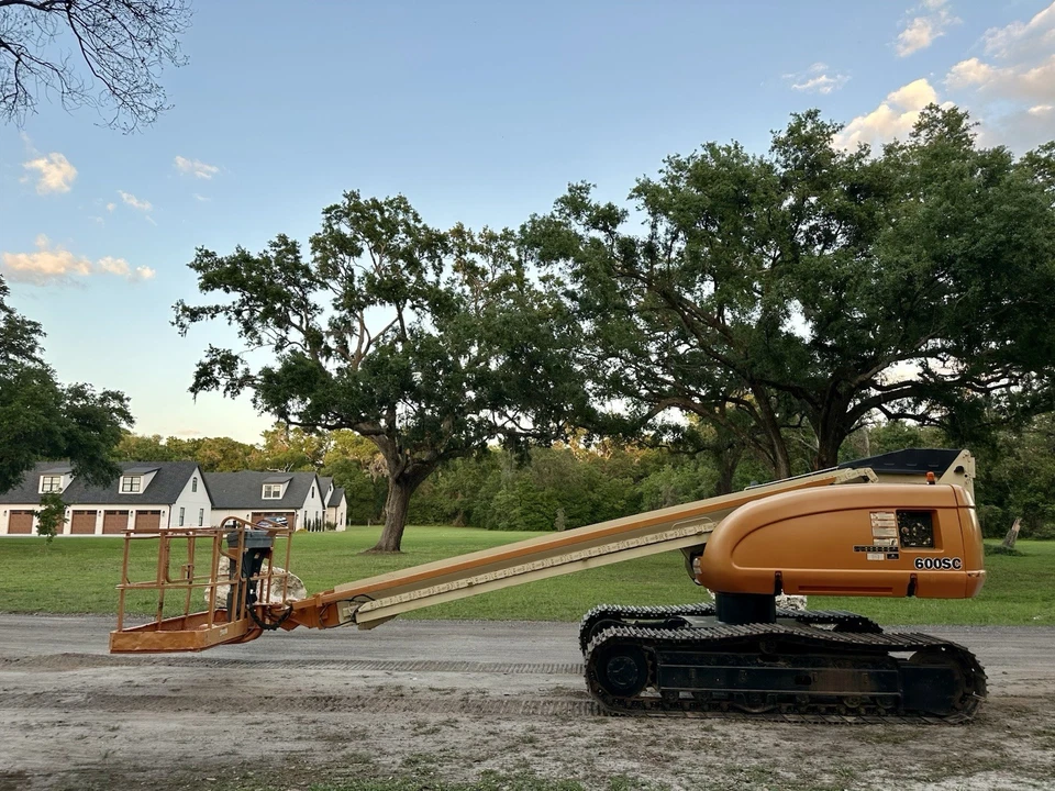 JLG 600SC TRACKED BOOM LIFT - ALL TERRAIN FULL STEEL UNDERCARRIAGE! DIESEL POWER - Image 2 of 4