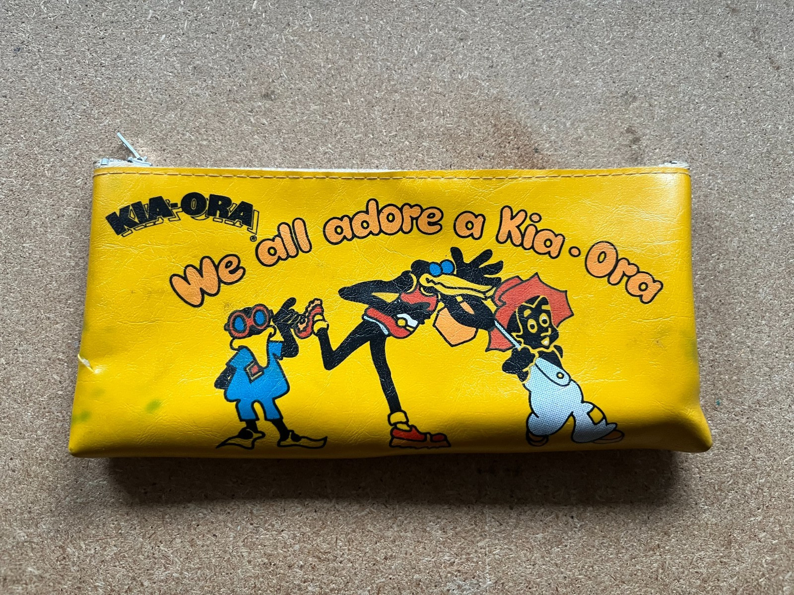 VINTAGE KIA-ORA YELLOW PENCIL CASE - FREE UK POSTAGE!!