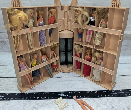 Glamour Gals Showplace Case 1981 Kenner Fashion Doll House con 14 Dolla LEGGI - Foto 1 di 13