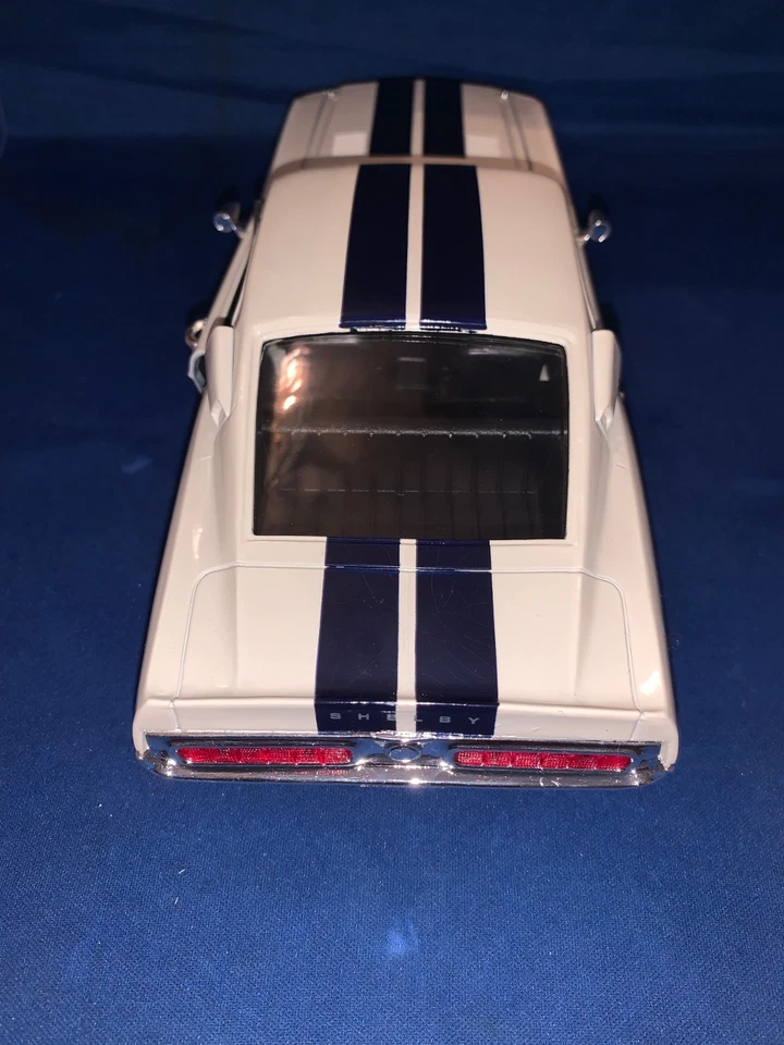 VEHÍCULO DIECAST 1:18 1968 SHELBY GT-500 KR ROAD LEGEND SERIE FIRMA SIN CAJA Foto 4 de 4