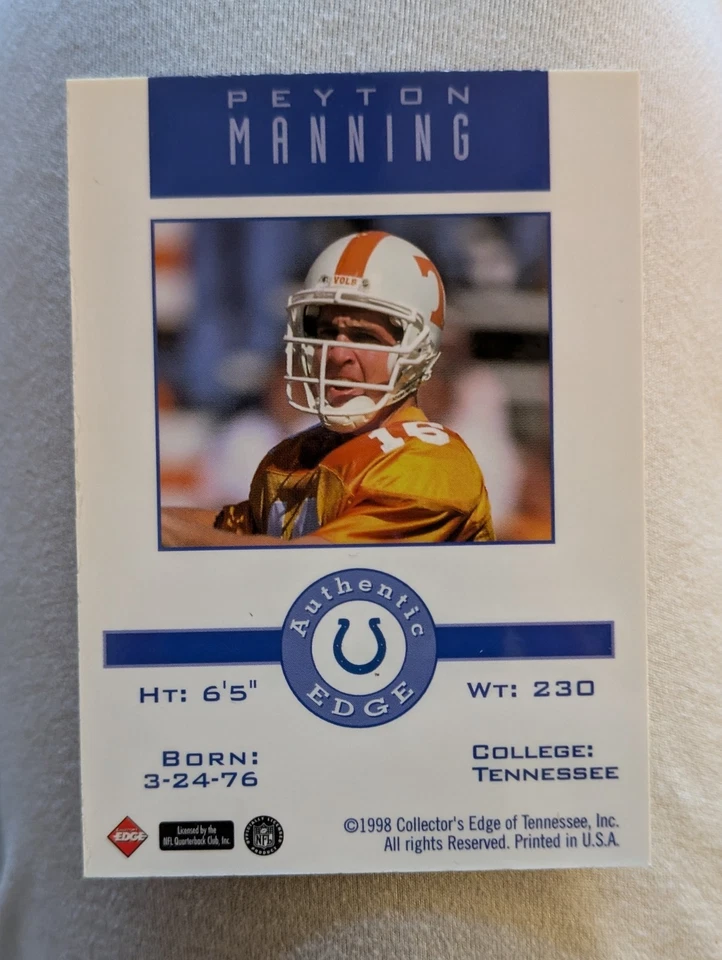 Camiseta deportiva de Peyton Manning 1998 Collector's Edge con tarjeta de novato reliquia de fútbol Foto 2 de 2