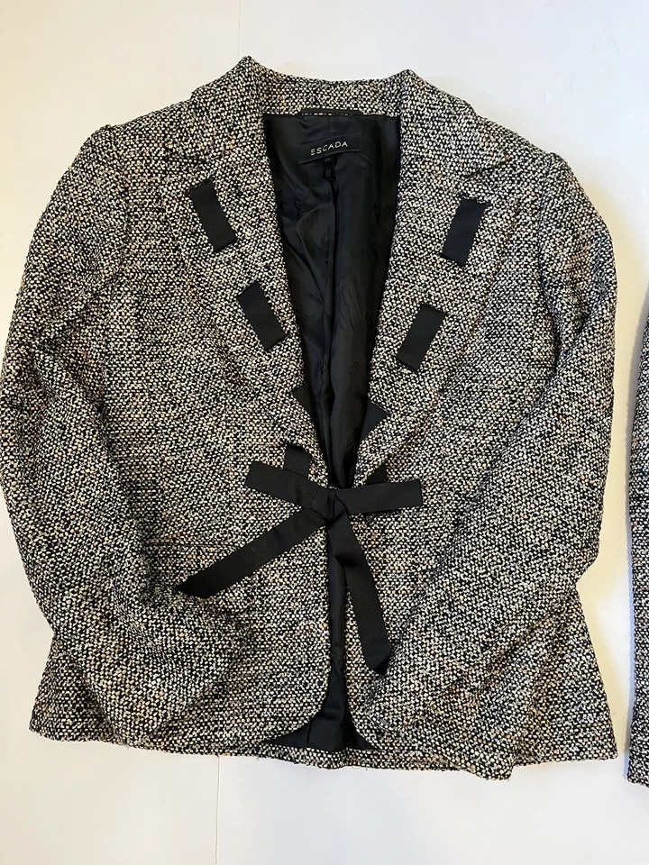 Blazer de tweed de lana Escada para mujer con conjunto de falda negro blanco tostado lazo talla 38 usado en excelente estado Foto 3 de 4