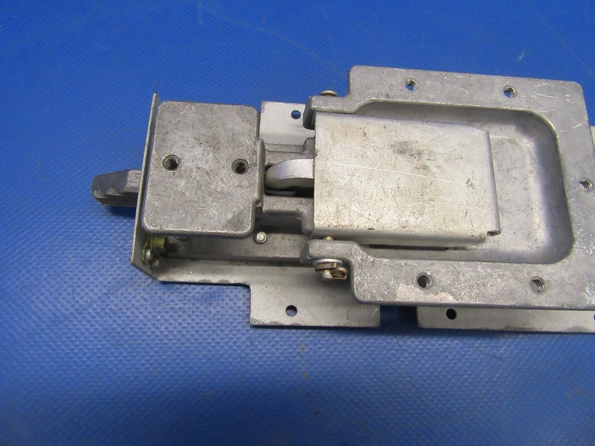 あん Cessna 172 Door RH Latch Assembly P/N 0511256-2 NOS (1218-197) | eBay