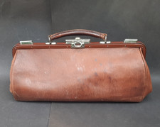 S31-    alter brauner Arztkoffer/Tasche aus Leder mit Metallbeschl&auml;gen