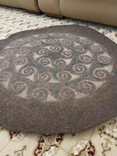 Reversible Round Felt Rug 2'10" - Sheep Wool Area Flooring Handmade Turkmen Gift - Picture 3 of 8