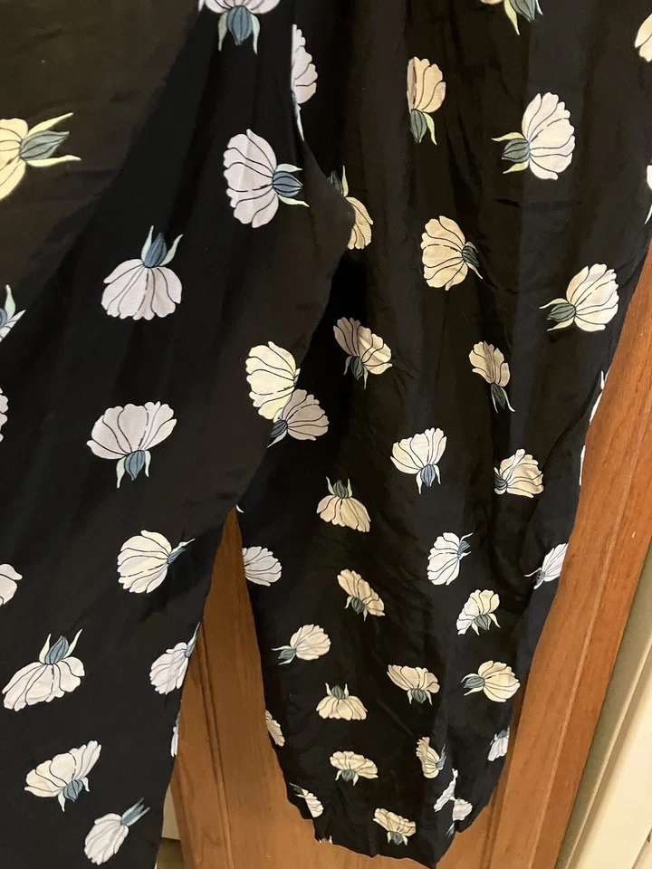 Mono Ann Taylor Loft negro con acento floral, mameluco talla 8 bolsillos rayón Foto 3 de 4