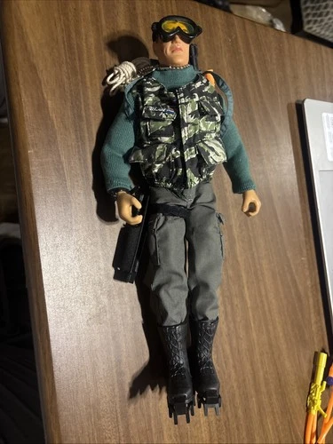 G.I. Joe Classified Robert "Grunt" Graves Hasbro Action Figure 12”
