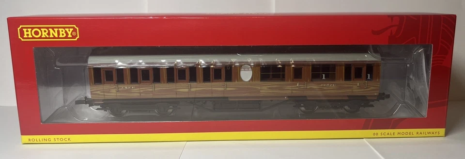 Hornby LNER Teak Thompson Suburban Coaches - Set Of 3 - Image 4 of 4