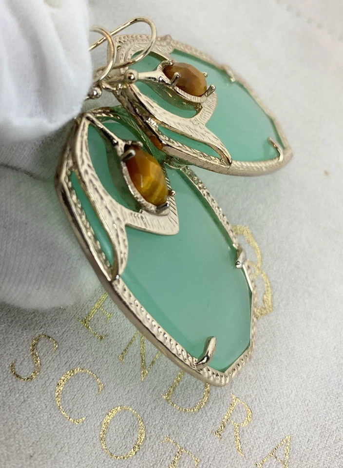 Pendientes colgantes KENDRA SCOTT calcedonia Darby tono dorado Foto 3 de 4