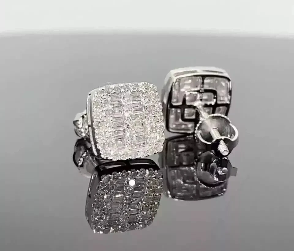 Aretes de moissanita blanca de corte baguette de 2 quilates enchapados en oro blanco de 14 quilates para hombre Foto 2 de 3