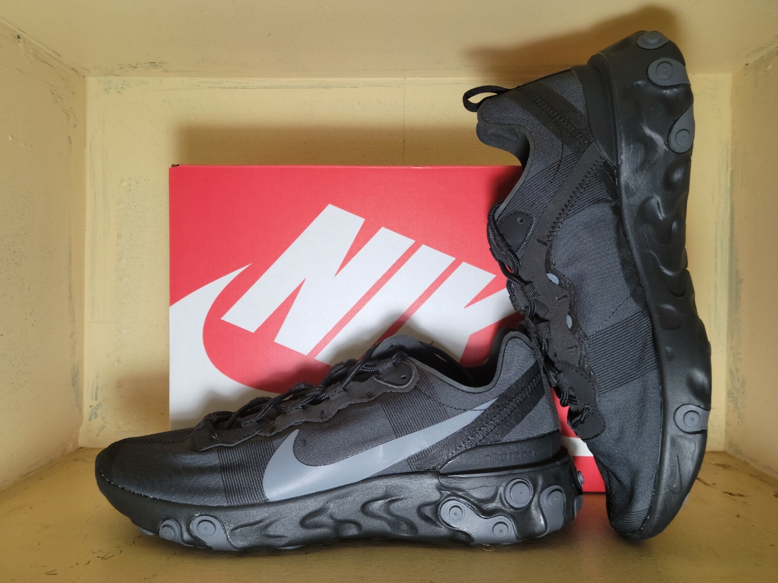nike element 55 black red