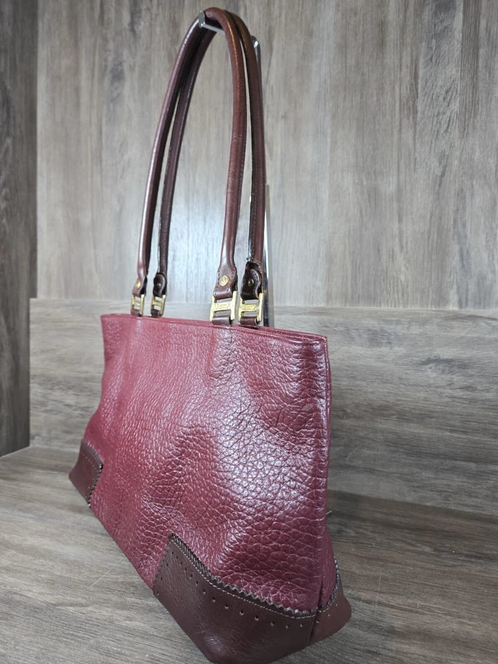 Bolso de hombro Valentina de cuero granulado marrón borgoña con doble asa Foto 3 de 4