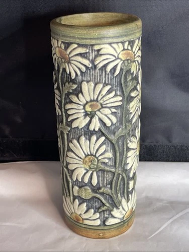Weller Knifewood Tall Cylindrical Pottery Vase. Daisy. Beautiful 7.5”T