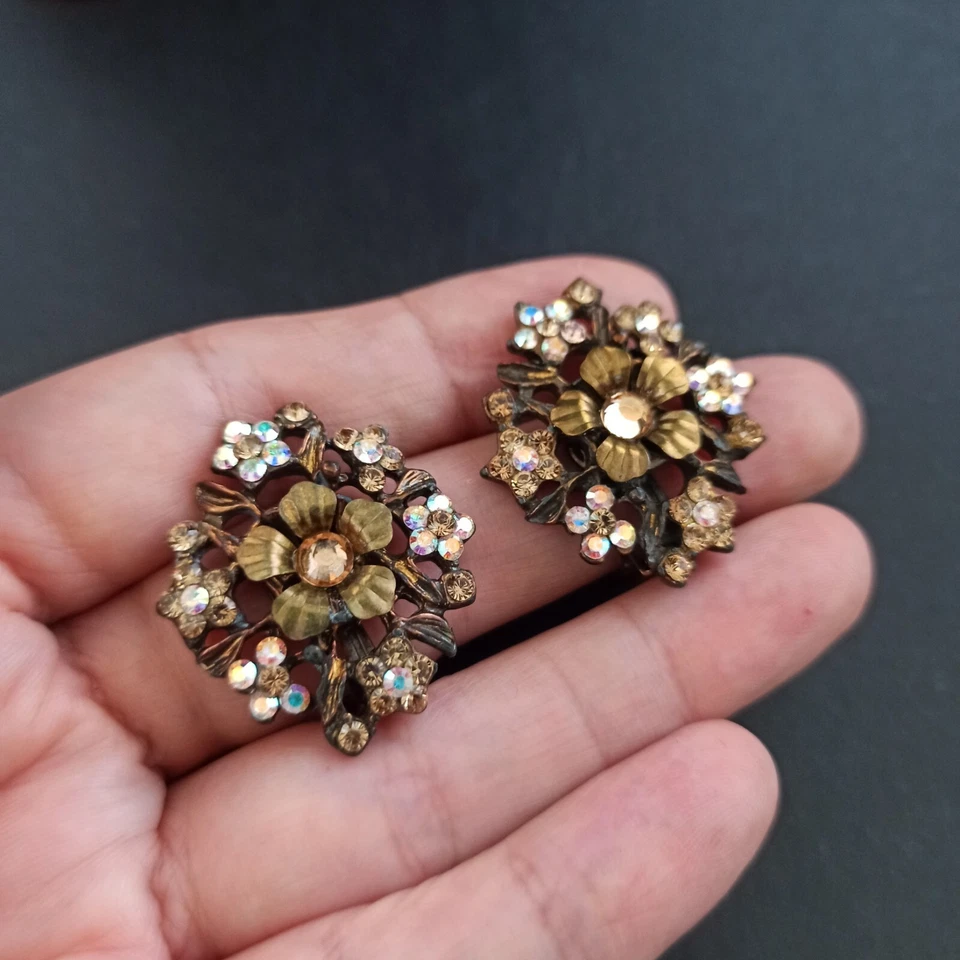 Pendientes Clip Michal Negrin Aurora Boreal Botón Beige Cristales Grandes Florales Foto 2 de 4