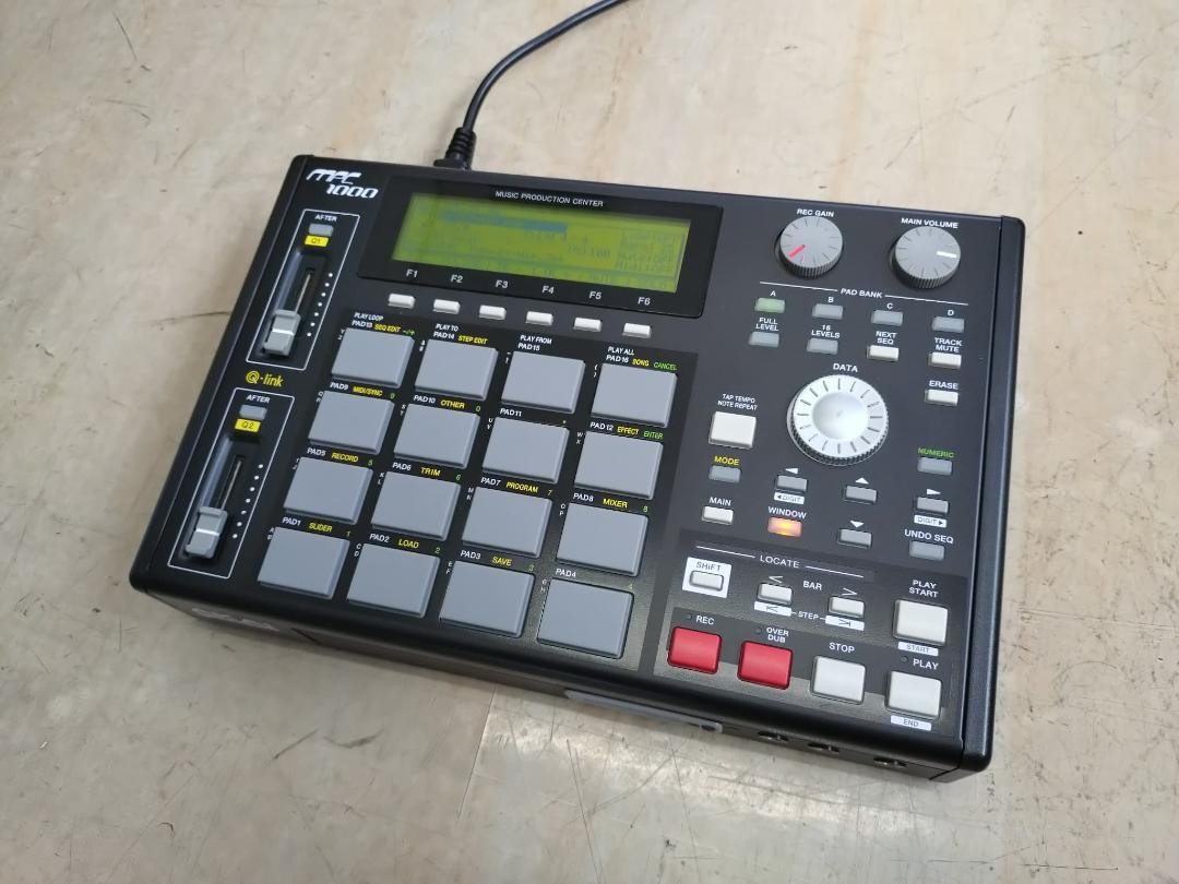 【ねん】AKAI professional MPC1000BK AKAI professional MPC1000 BK Sampling Machine Sampler Music