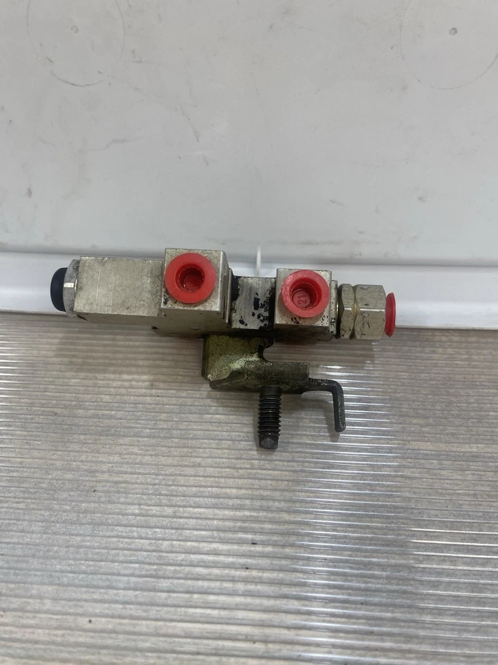 Válvula dosificadora de freno de disco Ford Mustang 1997-1998 OEM | F7ZC-2B091-AB Foto 3 de 3