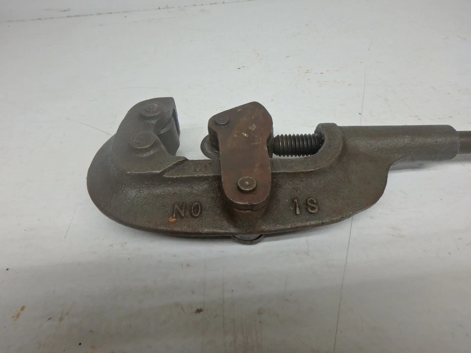 Vintage Pipe Cutter Genuine Barnes No.1S 17"L cuts up to 1.5" Also 14"L Cutter - Image 2 of 3