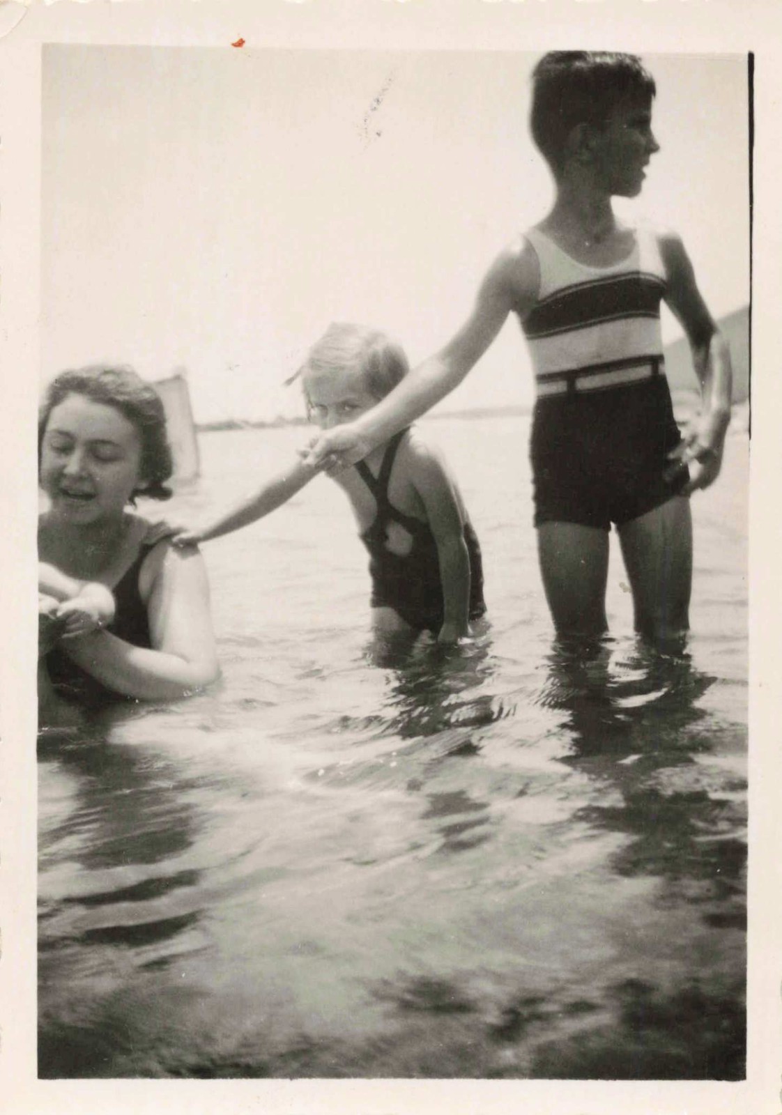 Foto De Colección Hermosa Mujer Niños Natación Puerto Santorini Kalarinous 1933