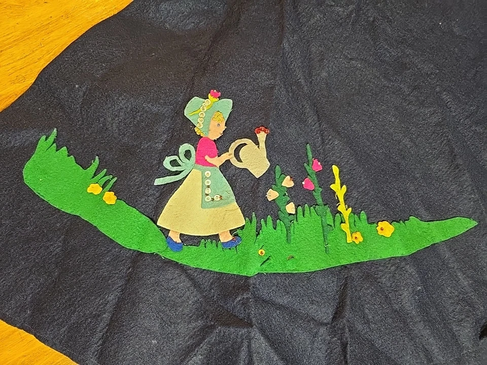 1950’S Mary & Lamb FAILLE CIRCLE SKIRT APPLIQUES + SEQUINS (18"waist)  - Image 2 of 4