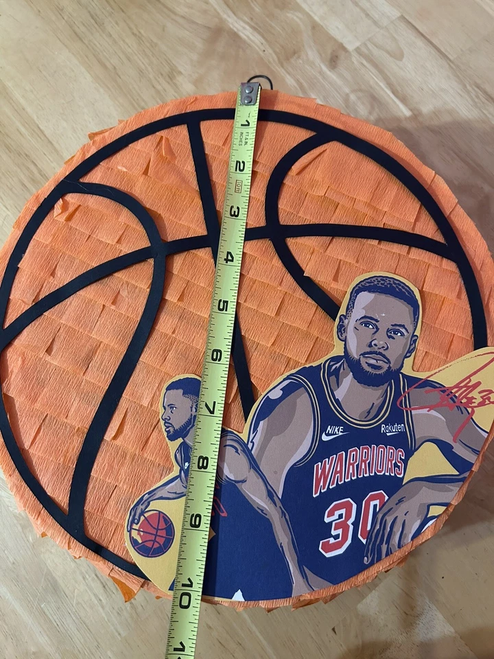 Pequeña fiesta de baloncesto Piñata GSW Warriors Steph Curry #30 (10” x 10” x 3,5”) Foto 2 de 4