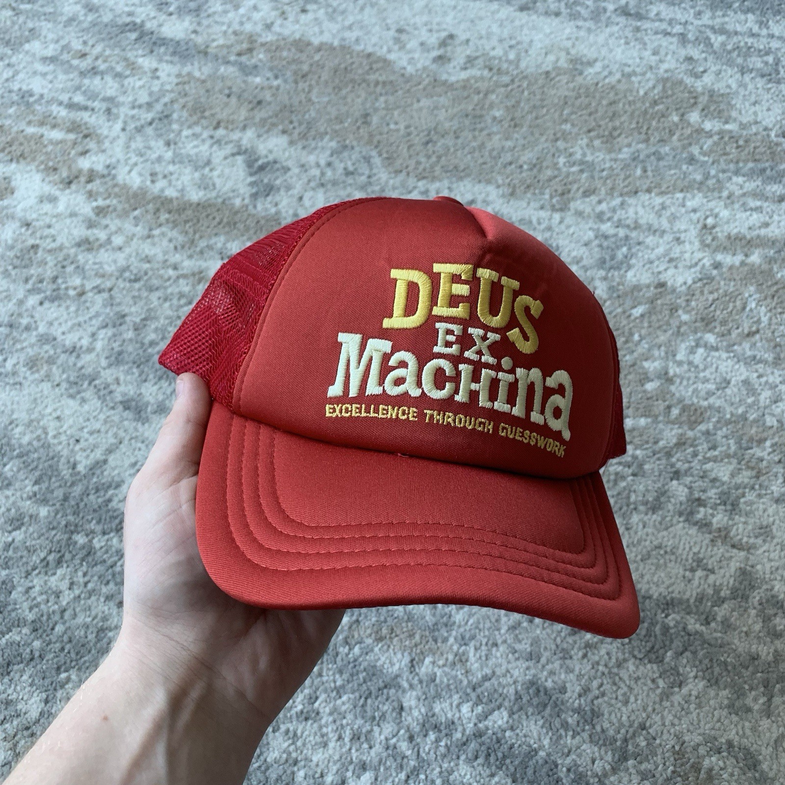 Gorra de camionero de malla Deus Ex Machina roja bordada logotipo de adivinación espalda a presión