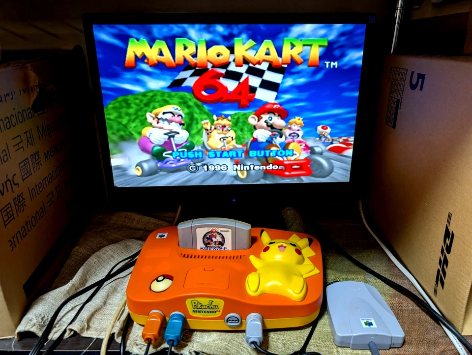 Consola Nintendo 64 Pokemon Pikachu Región Libre 2 Controladores N64 Japón Foto 2 de 4