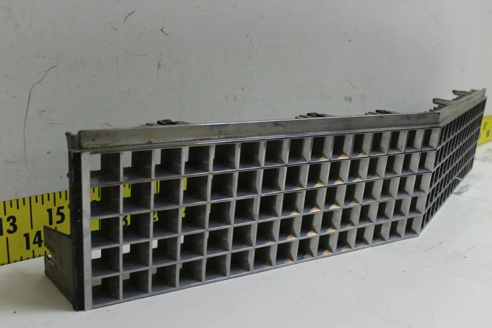 Grelha usada OEM 1614185 1978-1979 Cadillac Fleetwood Brougham - Imagem 4 de 4