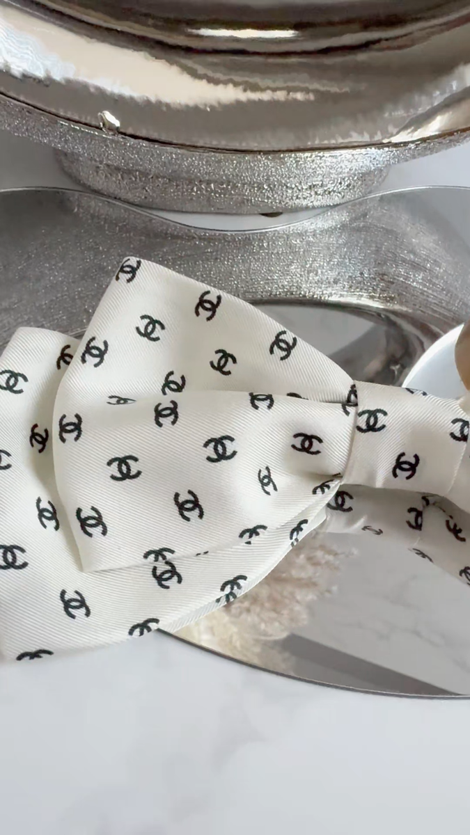 Chanel 2024/2025 Cruise 24C Bow Barrette White with Black CC Chanel 2024/2025 Cruise 24C Bow Barrette White with Black CC