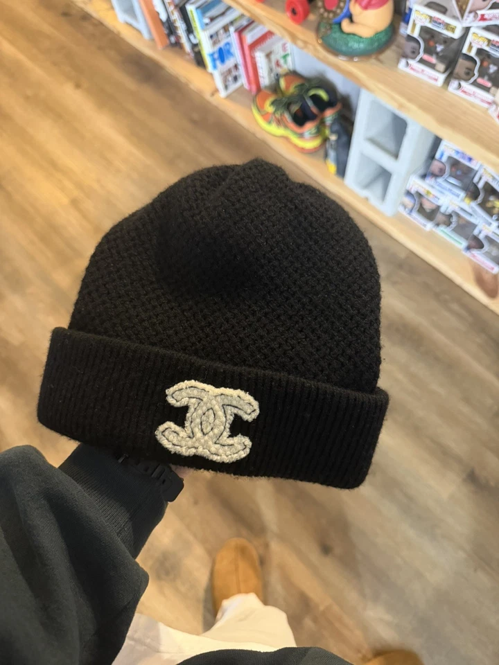 Auténtico gorro Chanel negro cachemir blanco roto logotipo CC Foto 3 de 4