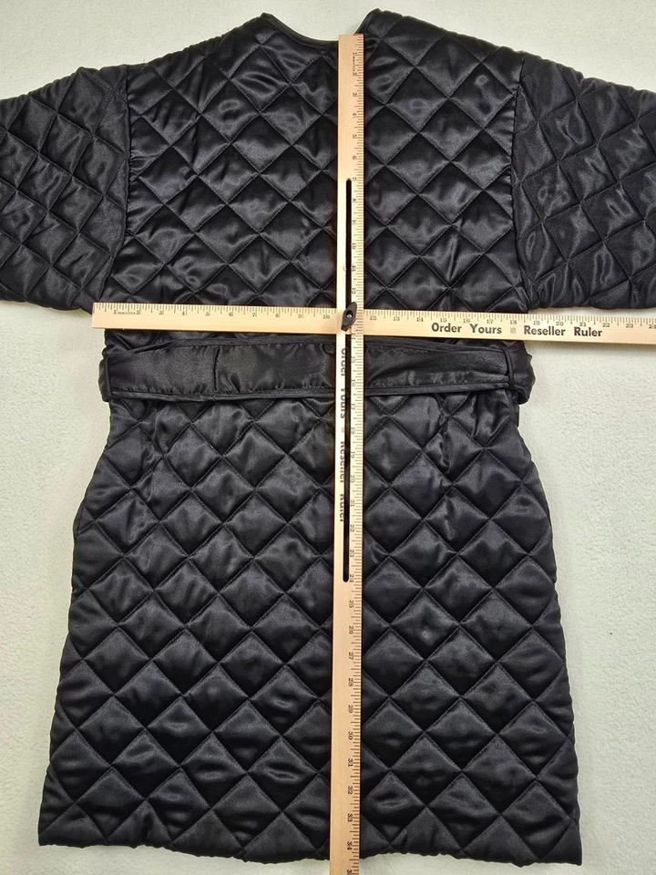 Bata acolchada de satén Josie By Natori negra mediana Foto 4 de 4