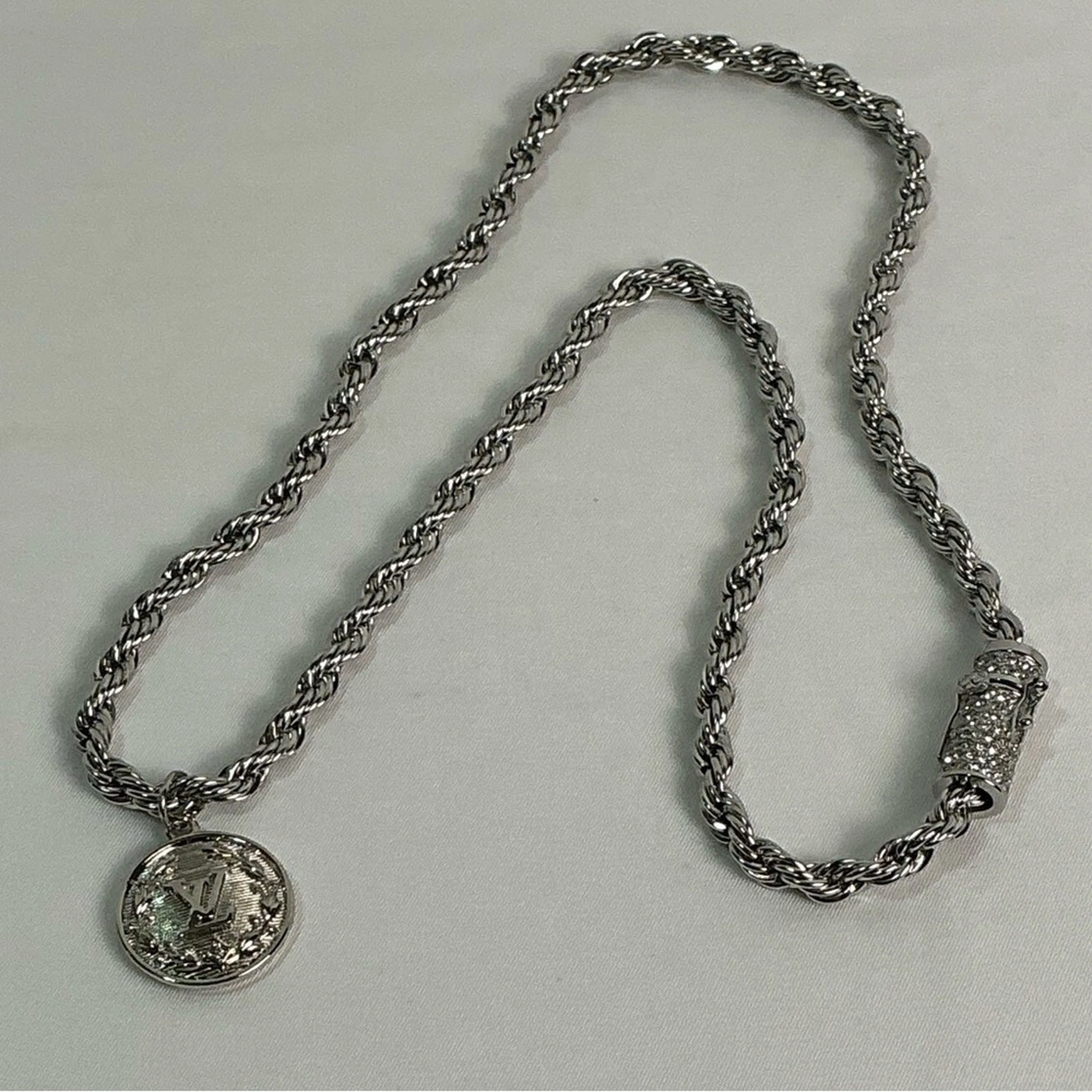 LOUIS VUITTON（LV） Collana con ciondolo in corda argento Louis Vuitton