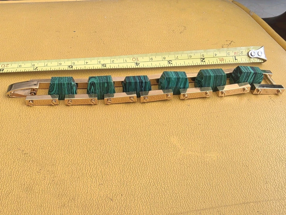 Brazalete Lele Sadoughi 7" chapado en oro y piedra de malicita Foto 2 de 4