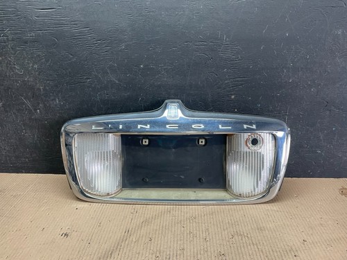 1998-2002 Lincoln Town Car Trunk Finish Panel Reverse Light License Plate J3455