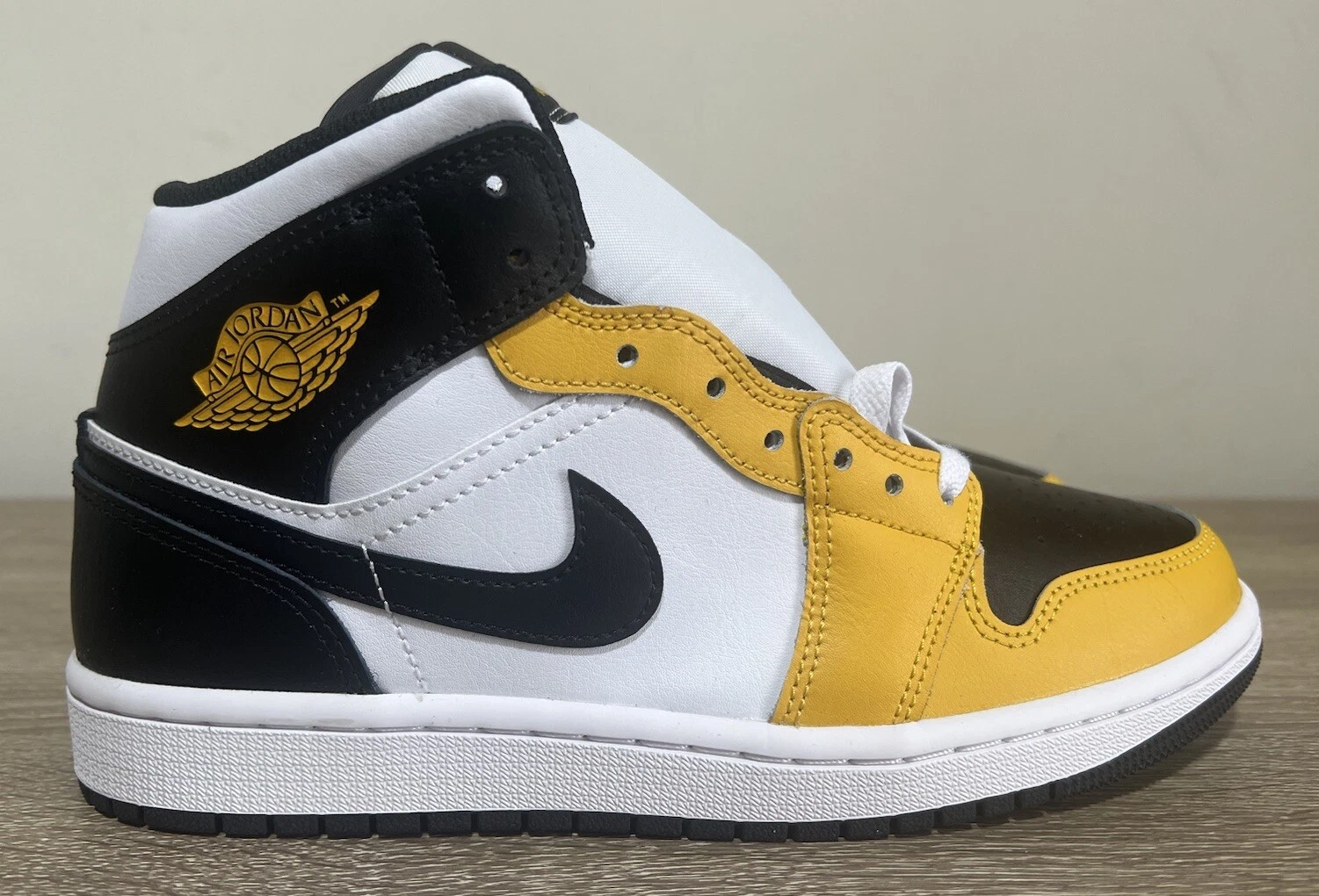 NIKE AIR JORDAN 1 MID YELLOW ORCHE NERO BIANCO SCARPE DA GINNASTICA UNISEX TAGLIA UK 6 EUR 40