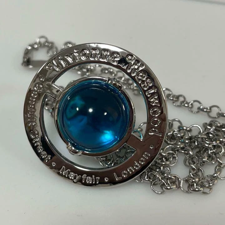 Collar Vivienne Westwood Pequeño Orbe Estrás Azul Casi Como Nuevo Foto 2 de 4