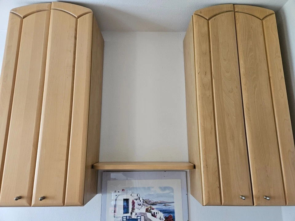 Bett 90 x 200 cm, Hängeschränke mit Zwischenablagebrett und Nachtkästchen